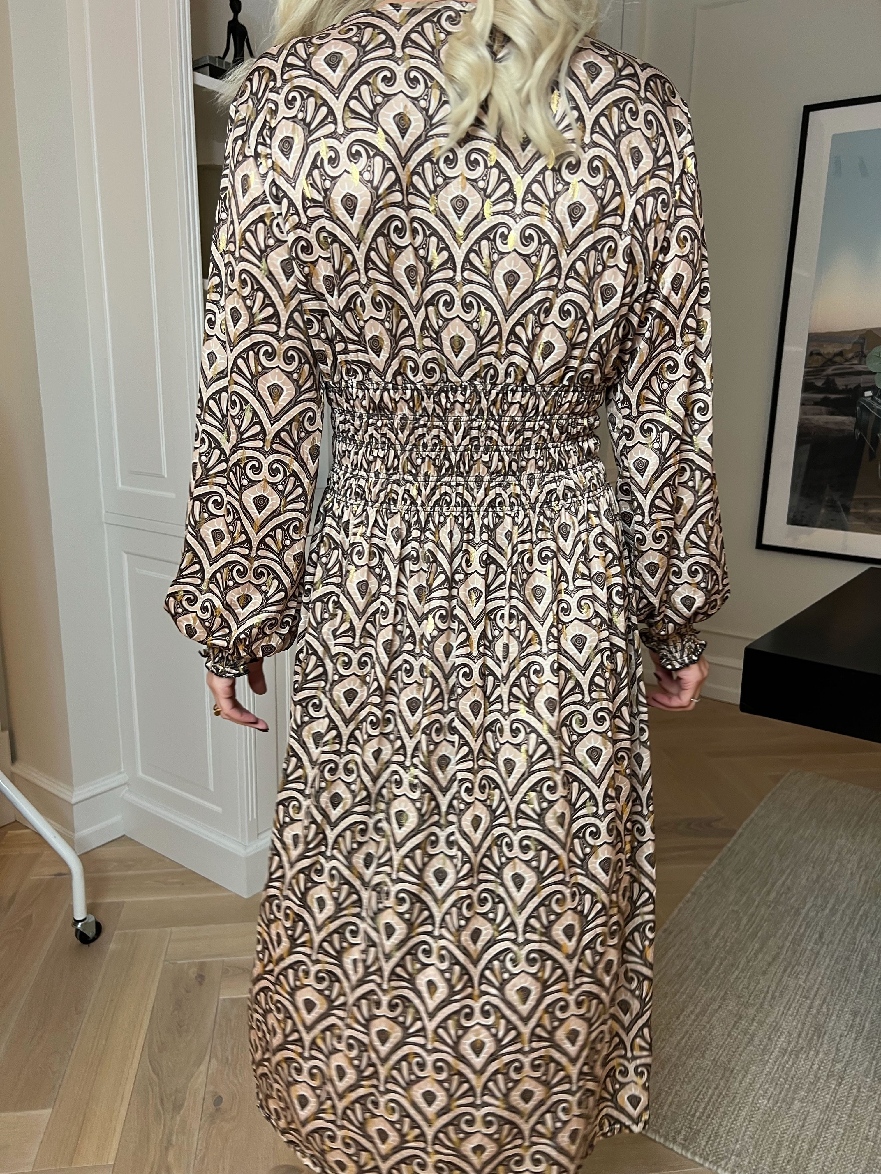 Pams Pattern Midi L/S - Elastisk kjole i krølfrit stof med lange ærmer